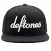 Gorra Deftones edición premium negra visera plana de 6 paneles y poderoso bordado 3D blanco
