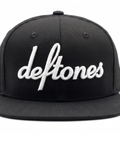 Gorra Deftones edición premium negra visera plana de 6 paneles y poderoso bordado 3D blanco