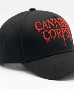 CannibalCorpse-D.png: Gorra negra Cannibal Corpse visera curva, ángulo 3/4 hacia la derecha, destacando relieve 3D del bordado rojo