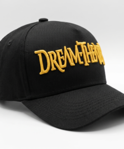 Gorra negra de Dream Theater visera curva con logo bordado en relieve 3D color amarillo dorado, vista Derecha simétrica de estudio fotográfico.