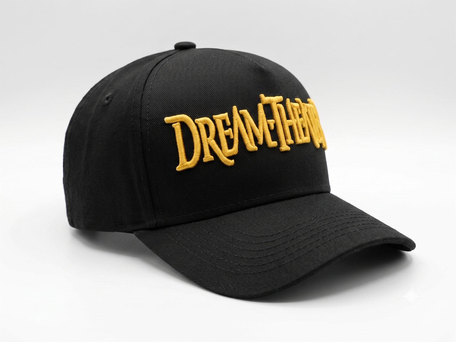Gorra negra de Dream Theater visera curva con logo bordado en relieve 3D color amarillo dorado, vista Derecha simétrica de estudio fotográfico.