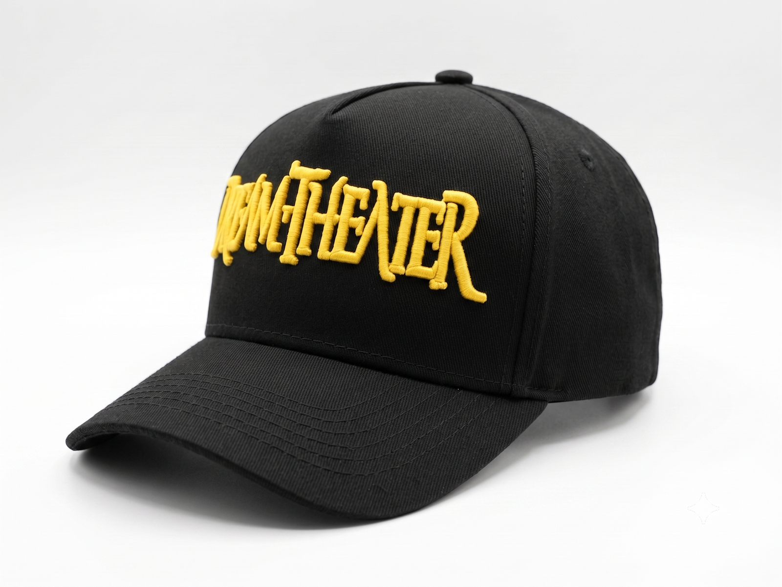 Gorra negra de Dream Theater visera curva con logo bordado en relieve 3D color amarillo dorado, vista Izquierda simétrica de estudio fotográfico.