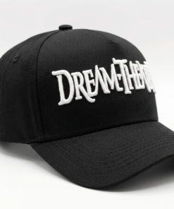 Gorra negra de Dream Theater visera curva con logo bordado en relieve 3D color blanco, diseño liso sin costura central frontal sobre fondo blanco, vista derecha