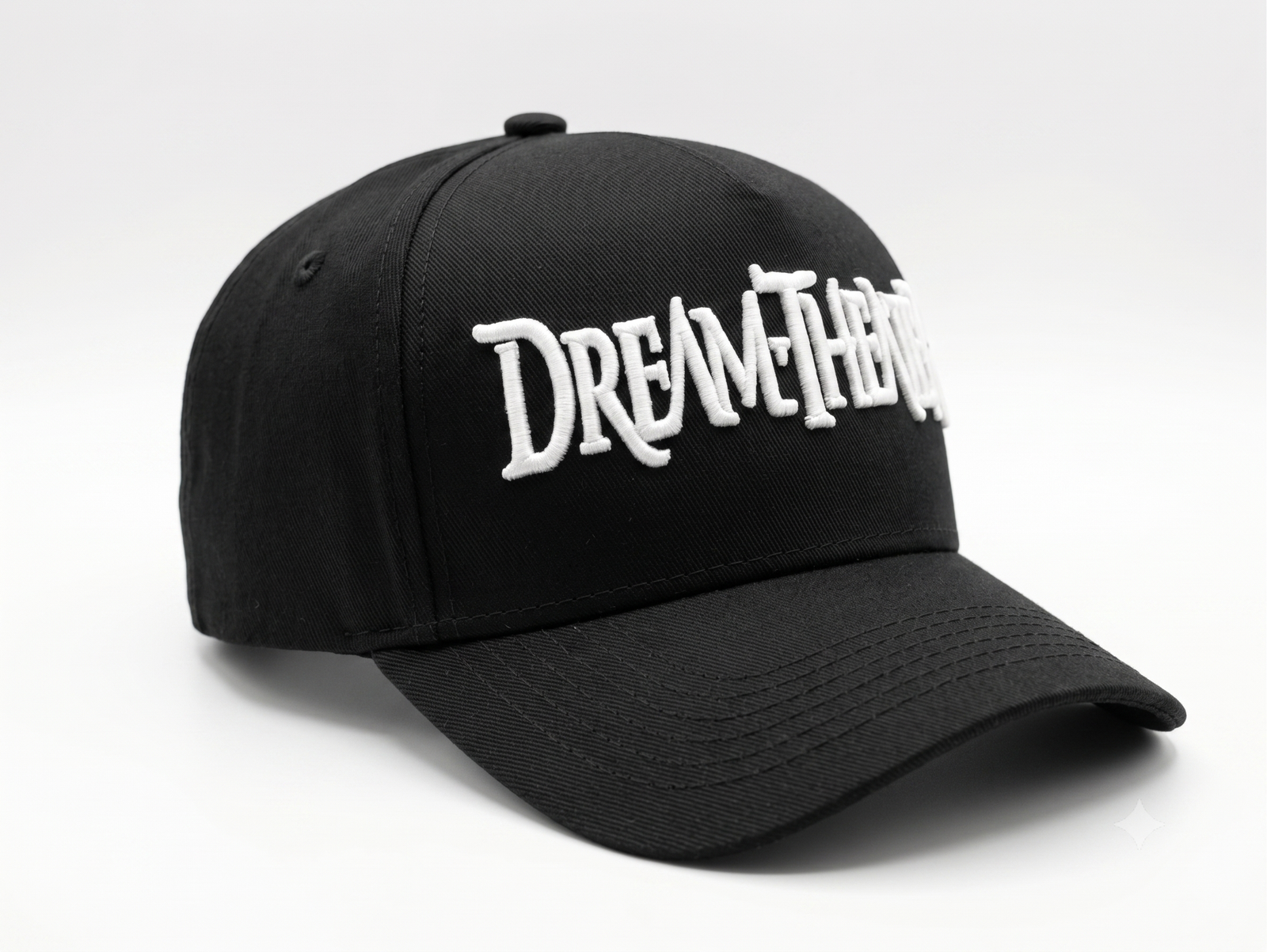 Gorra negra de Dream Theater visera curva con logo bordado en relieve 3D color blanco, diseño liso sin costura central frontal sobre fondo blanco, vista derecha