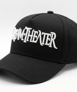 Gorra negra de Dream Theater visera curva con logo bordado en relieve 3D color blanco, diseño liso sin costura central frontal sobre fondo blancovista Izquierda