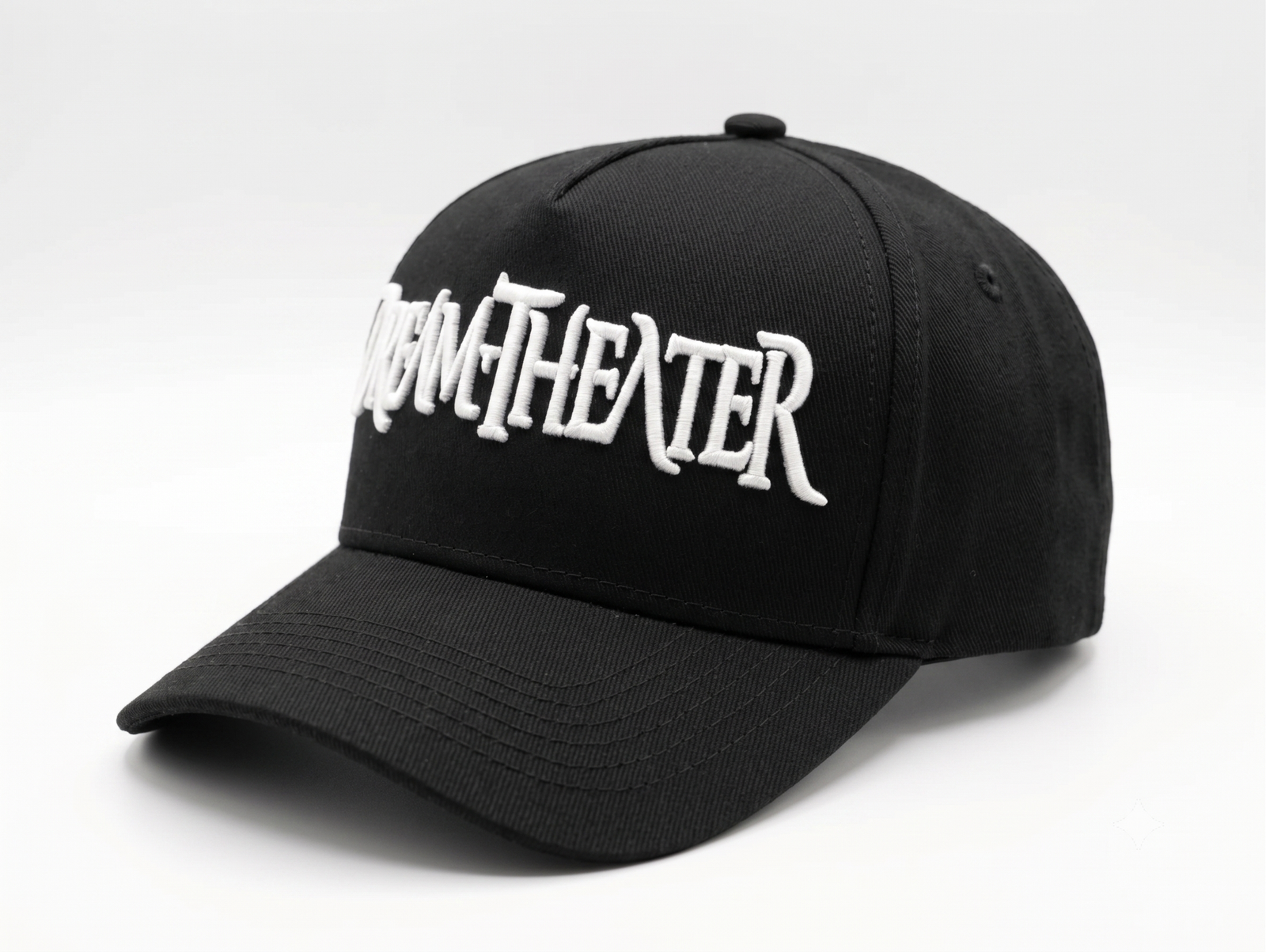 Gorra negra de Dream Theater visera curva con logo bordado en relieve 3D color blanco, diseño liso sin costura central frontal sobre fondo blancovista Izquierda