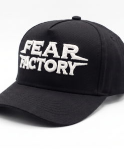 Gorra negra de Fear Factory visera curva, en semi-costado izquierdo, mostrando la textura del hilo blanco y diseño liso sin costuras.