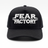 Gorra Fear Factory edición premium negra visera curva con panel liso y poderoso bordado 3D blanco