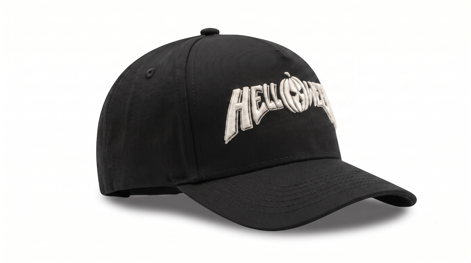 Gorra negra de Helloween visera curva, ángulo 3/4 hacia la derecha, destacando relieve 3D del bordado blanco sobre fondo limpio.