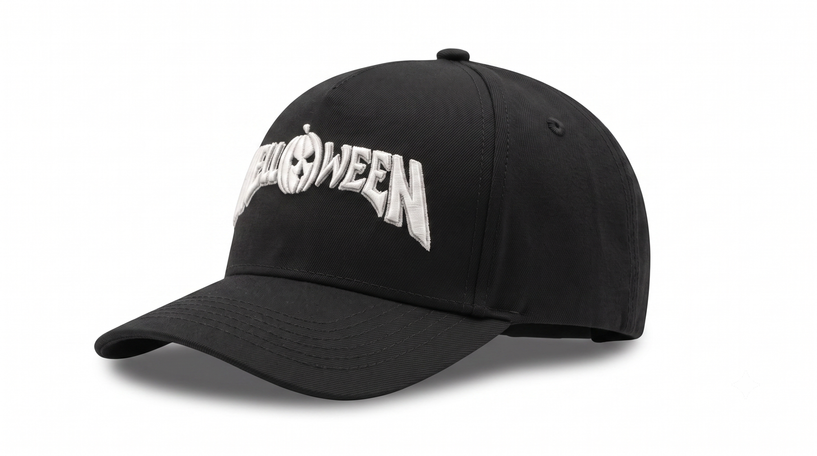 Gorra negra de Helloween visera curva, en semi-costado izquierdo, mostrando la textura del hilo blanco y diseño liso sin costuras.