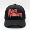 Gorra Iron Maiden edición premium negra visera curva con panel liso y poderoso bordado 3D rojo con contorno blanco
