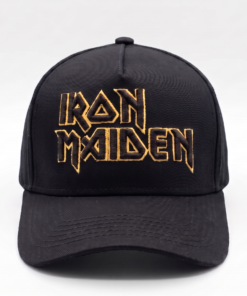 Gorra Iron Maiden edición premium negra visera curva con panel liso y poderoso bordado 3D dorado-negro