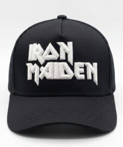 Gorra Iron Maiden edición premium negra visera curva con panel liso y poderoso bordado 3D blanco