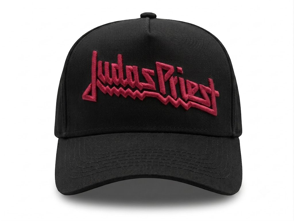 Gorra Judas Priest edición premium negra visera curva con panel liso y poderoso bordado 3D rojo