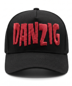 Gorra Danzig oficial negra de visera curva con panel liso y poderoso bordado 3D en rojo