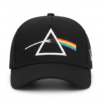 Gorra Pink Floyd edición premium negra visera curva con panel liso, logo lateral y poderoso bordado 3D del prisma
