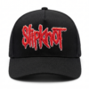 Gorra Slipknot negra de visera curva con panel liso y bordado 3D del logo en rojo