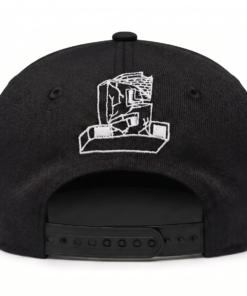 Parte trasera de la gorra Suicidal Tendencies negra con arte bordado en blanco y cierre snapback