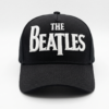 Gorra The Beatles negra de visera curva con panel liso y bordado 3D del logo en blanco