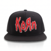 Gorra Korn visera plana snapback negra con logotipo bordado 3D en color rojo y blanco