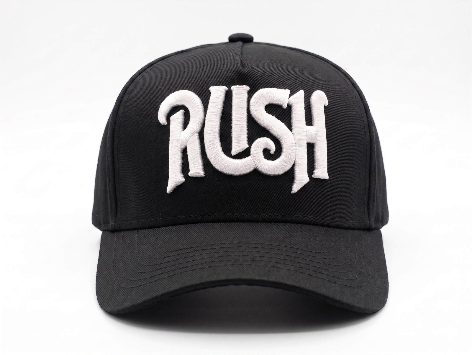 Gorra Rush edición premium negra con logotipo tipográfico bordado 3D en color blancologotipo tipográfico bordado 3D en color blanco