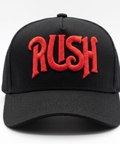 Gorra Rush edición premium negra con logotipo tipográfico bordado 3D en color rojo sangre