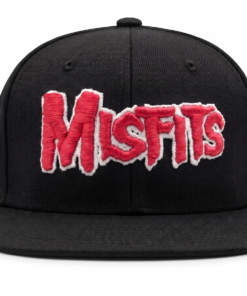 Gorra Misfits edición premium negra visera plana con panel liso y poderoso bordado 3D rojo con blanco
