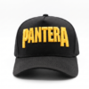 Gorra Pantera oficial negra visera curva con panel liso y poderoso bordado 3D en amarillo
